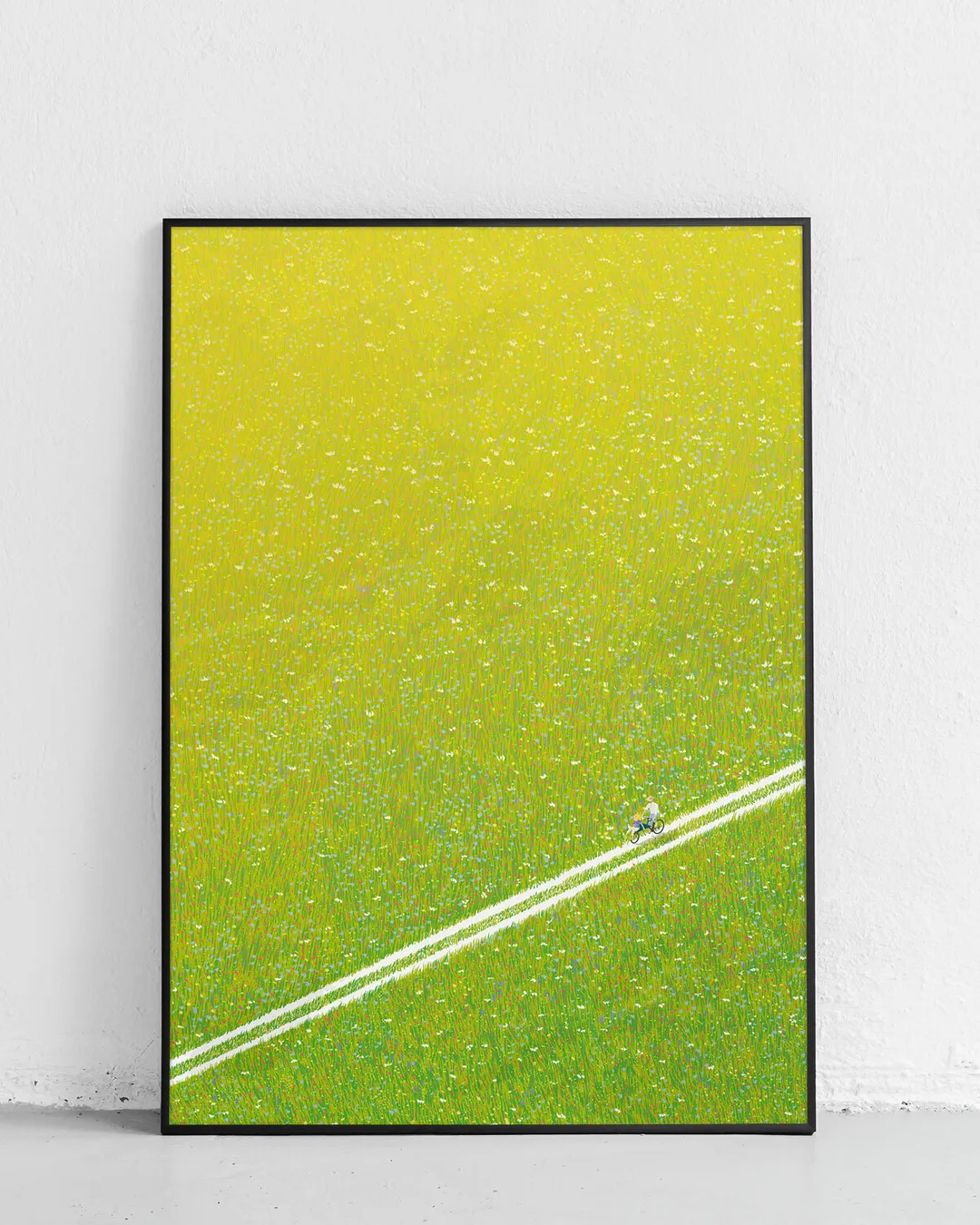 Ein Sommerplakat in einem Rahmen, das ein Vater und sein Kind zeigt, wie sie mit dem Omnium Bike auf einem Feldweg durch die Wiese fahren.